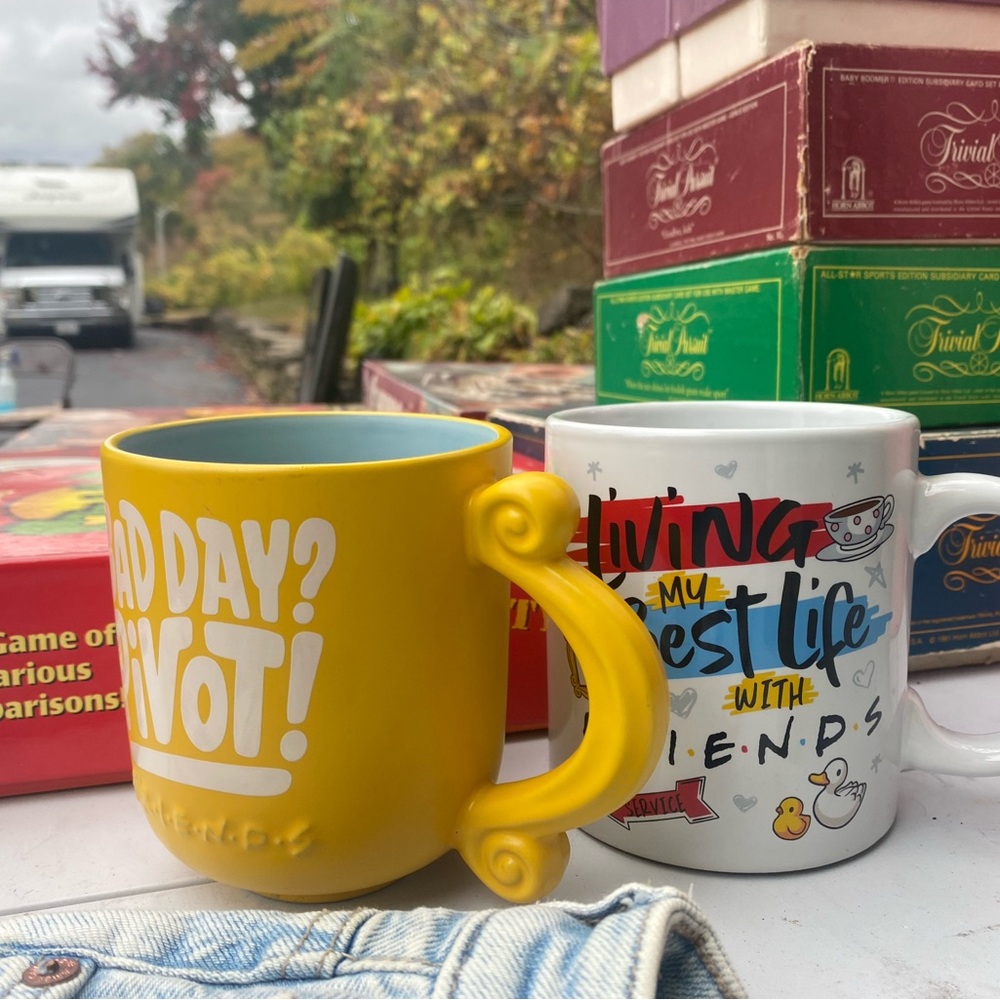 FRIENDS Yellow and White Mugs Set
